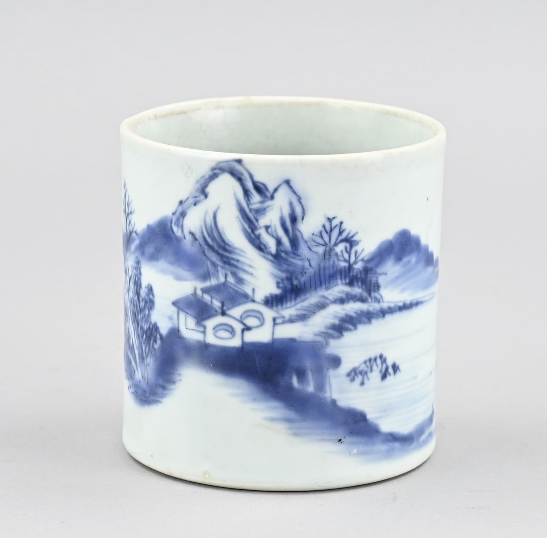 Chinese paintbrush pot: 18th-century Chinese porcelain Cheng Lung brush holder with base mark. Dimensions: 10.3 cm. In good condition.