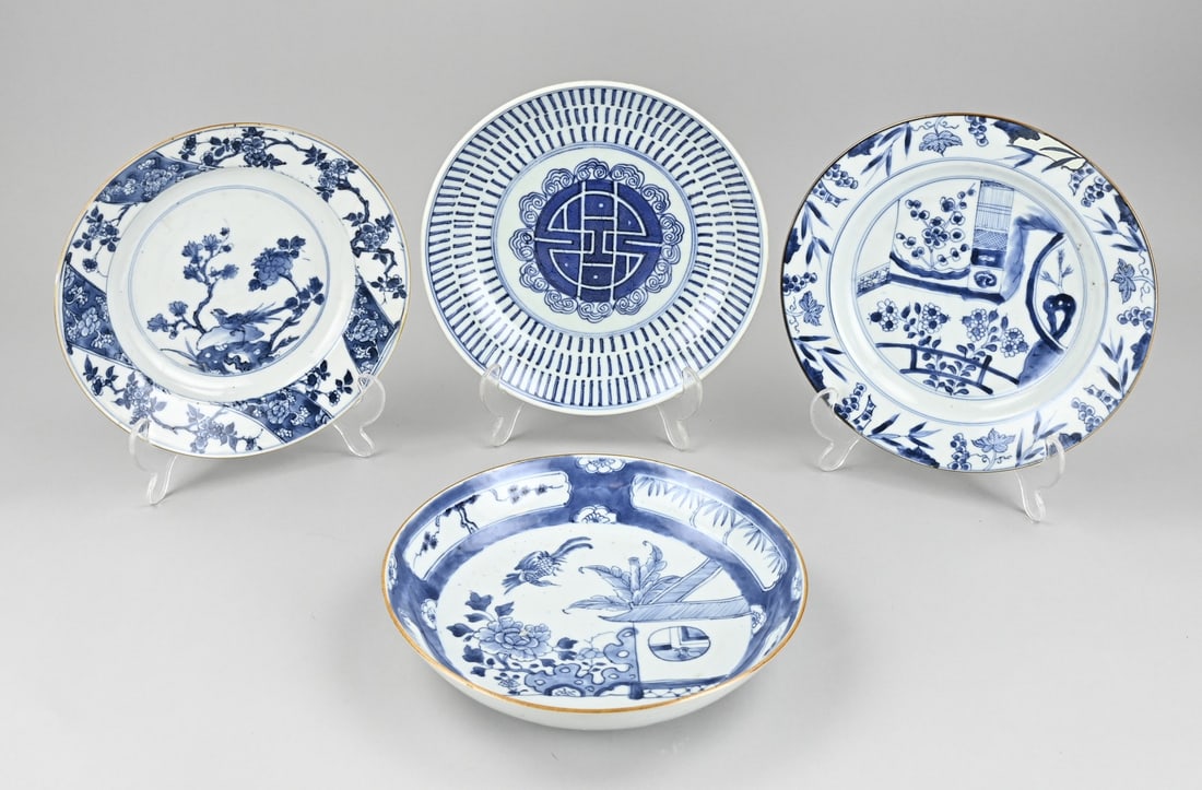 4x Chinese plate Ø 22 - 23.5 cm.: Four diverse 18th-century Chinese porcelain plates. Dimensions: Ø 22 - 23.5 cm. Hairline cracks and/or chips. In reasonable condition.