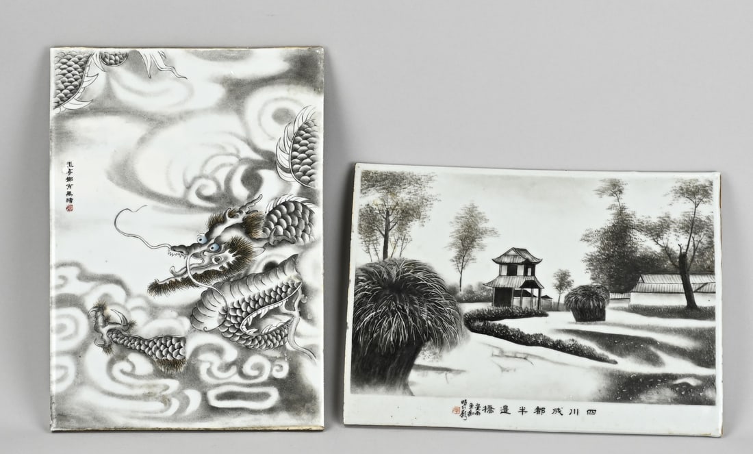 2x Chinese plaque: Two old Chinese porcelain plaques. 1x Landscape with pagoda + text. 1x Dragon with text + signature. Dimensions: 22 x 31 cm / 32 x 22.5 cm. In good condition.