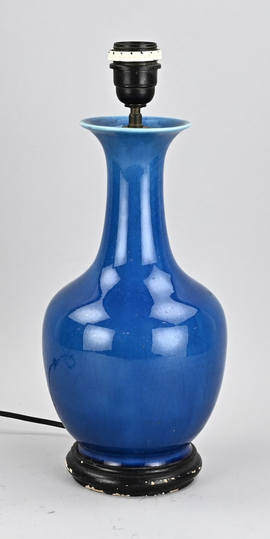 Chinese vase, H 40 cm.: Old Chinese porcelain lamp base with a hole in the bottom. Dimensions: H 40 cm. In good condition.
