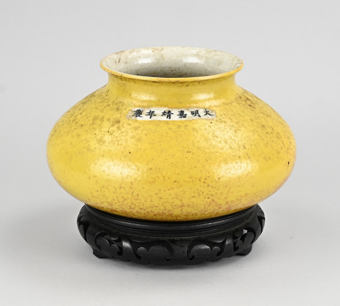 Chinese yellow vase on console, H 12 cm.: Old Chinese porcelain vase with yellow glaze and signature, mounted on a console. Dimensions: H 12 x Ø 20 cm. In good condition.