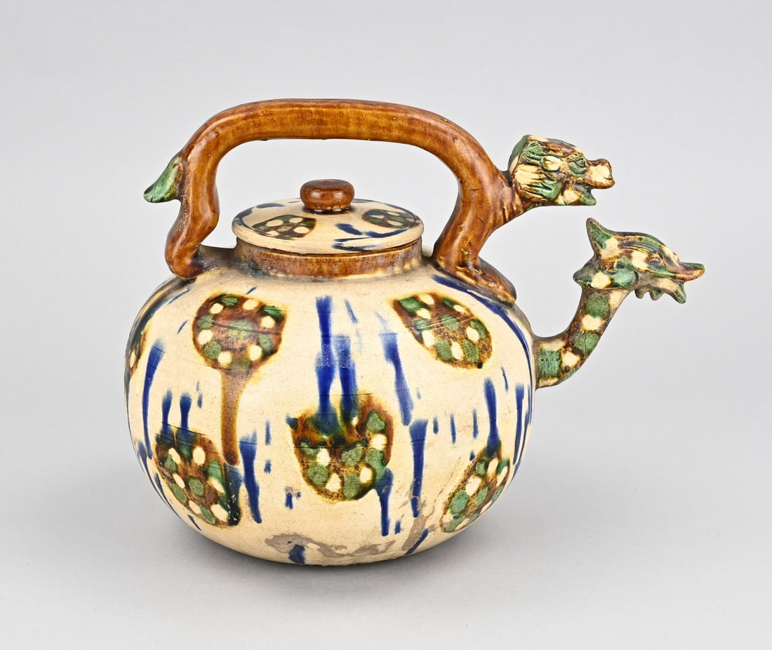 Chinese pouring jug: Old Chinese porcelain pitcher with polychromy and dragon heads. Dimensions: 20 x 24 x Ø 16.8 cm. In good condition.
