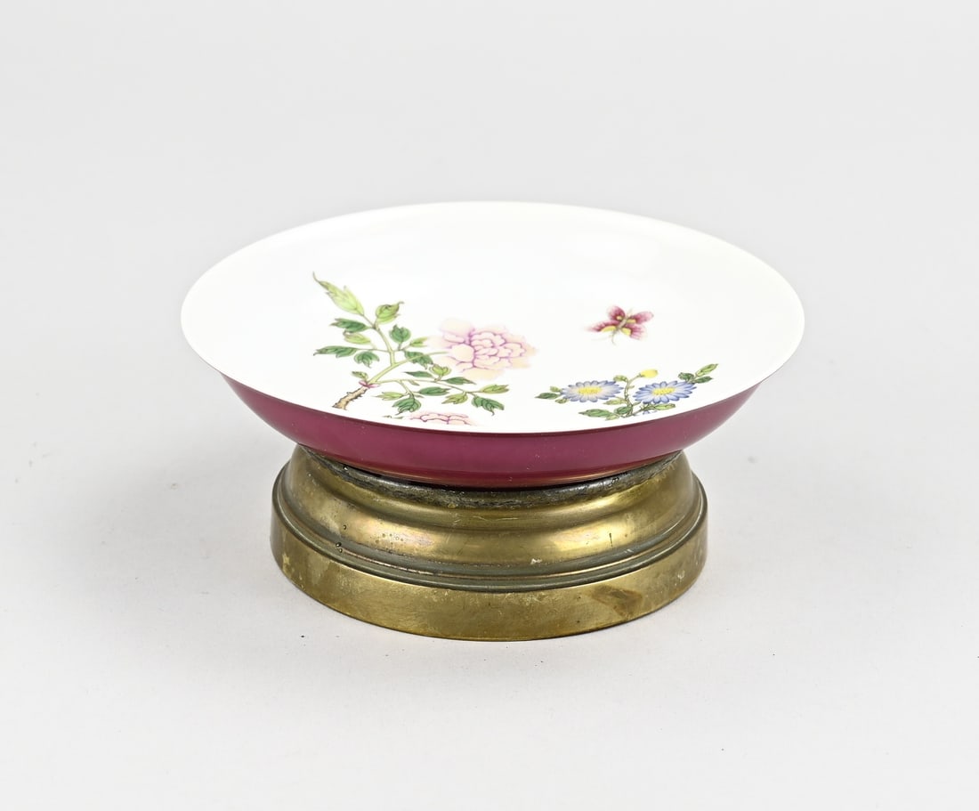 Rose Family sign (brass base): Old Chinese porcelain family rose plate with garden/butterfly decoration + base mark, mounted on a brass base. Dimensions: H 6 x Ø 14.3 cm. In good condition.