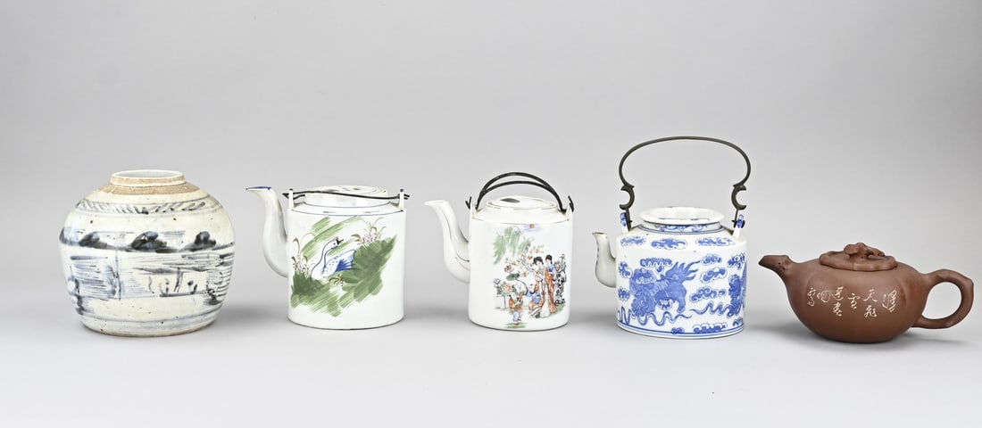 5x Chinese porcelain: 5x Miscellaneous old/antique Chinese porcelain. Including: 19th-century ginger jar + 4x teapots (miscellaneous). 20th century. Dimensions: 9.5 x 15 cm. In good condition.