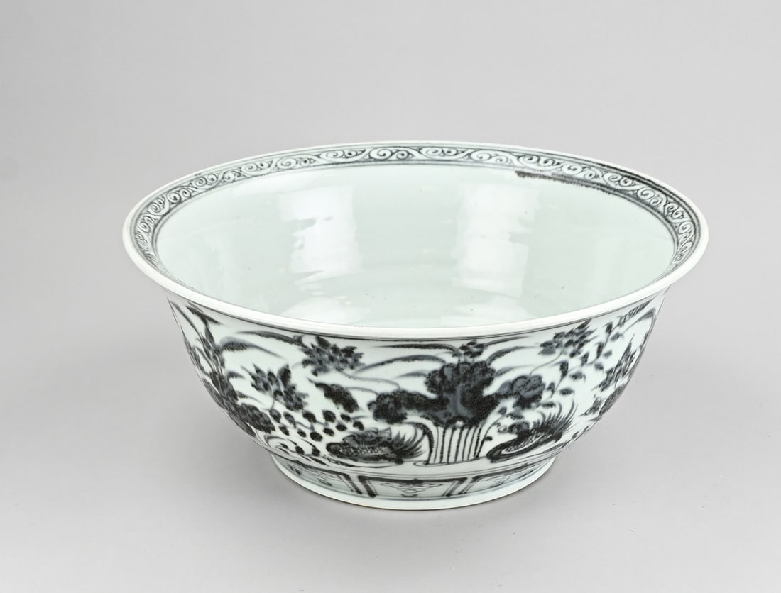 Chinese bowl Ø 38.5 cm.: Large Chinese porcelain bowl with floral/duck decoration. Dimensions: H 17 x Ø 38.5 cm. In good condition.