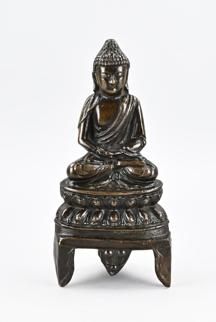 Bronze Buddha: Antique Chinese seated Buddha on a lotus flower in bronze. Ming style. Dimensions: H 31 cm. In good condition.