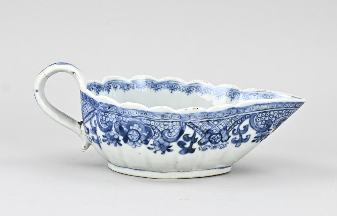Chinese gravy boat, 21.5 cm.: 18th-century Chinese porcelain cheng lung gravy boat, with floral decoration. Dimensions: 21.5 cm. Handle glued. In reasonable condition.