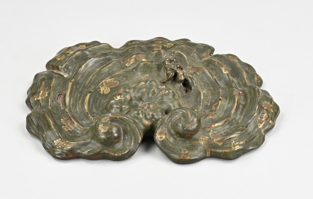 Chinese plaque, 21 x 27 cm.: Old Chinese porcelain plaque with salamander + base mark. Dimensions: 21 x 27 x 5 cm. In good condition.