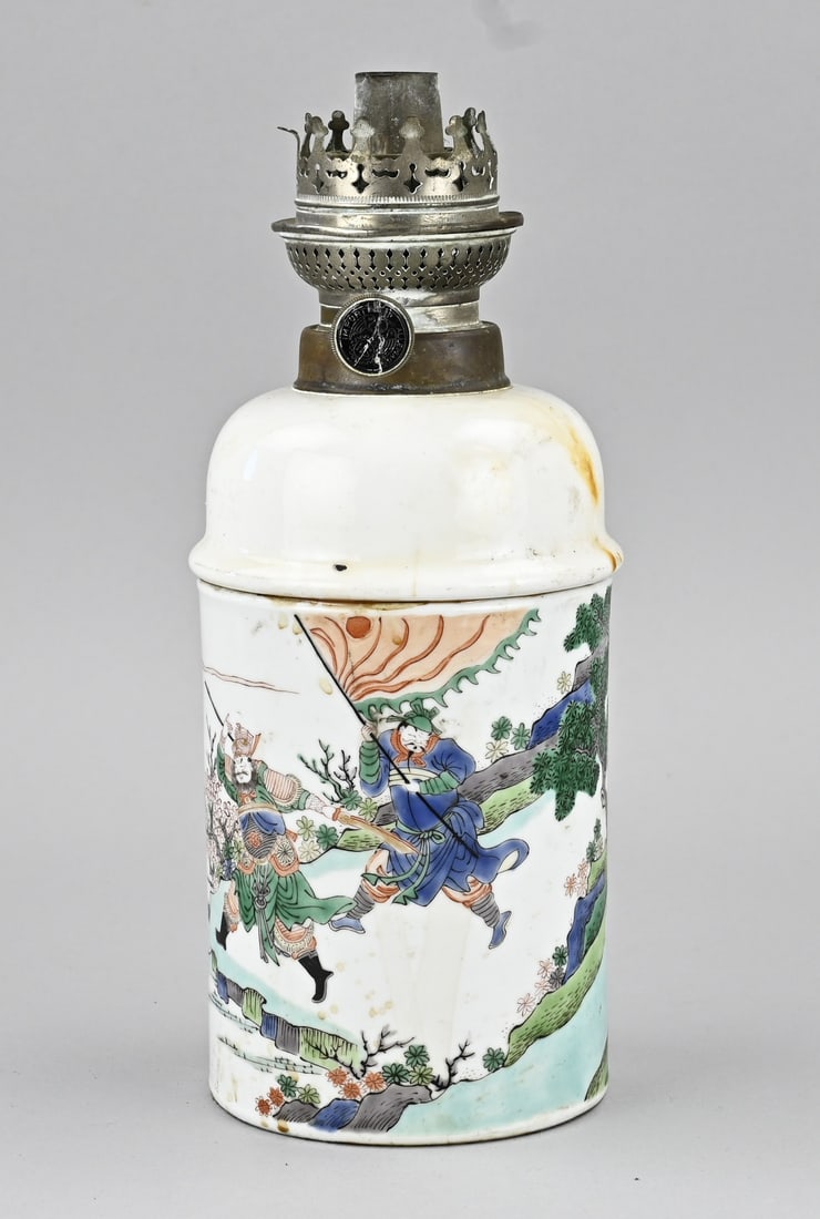 Chinese oil lamp, H 31 cm.: Antique Chinese porcelain oil lamp with warrior decoration. Dimensions: H 31 cm. In good condition.