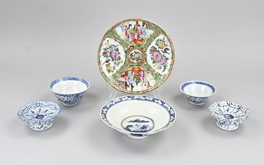 6x Chinese porcelain: Six pieces of antique Chinese porcelain. Including: two salt cups, Cantonese plate, 19th-century bowl (minimal chip), two bowls with base mark. Hairline crack/chip. Dimensions: 10 x 20 cm. In
