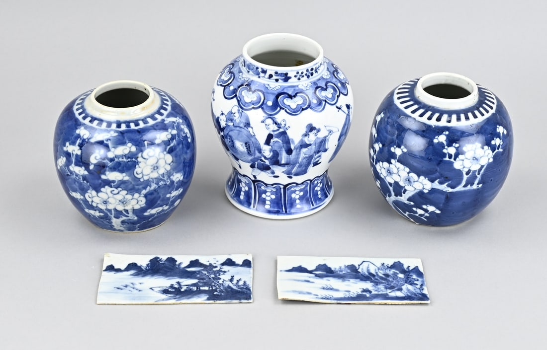 Lot of Chinese porcelain (5x): Five pieces of antique Chinese porcelain. 1x Vase, with figures all around, four-mark base mark, hairline rim. 2x Ginger jar with prunus decoration, good. 2x Plaque with landscape decoration, good.