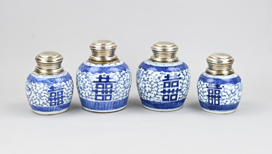 4x Chinese ginger jar: Four antique Chinese porcelain ginger jars with silver lids. Dimensions: 13 x 15 cm. In good condition.