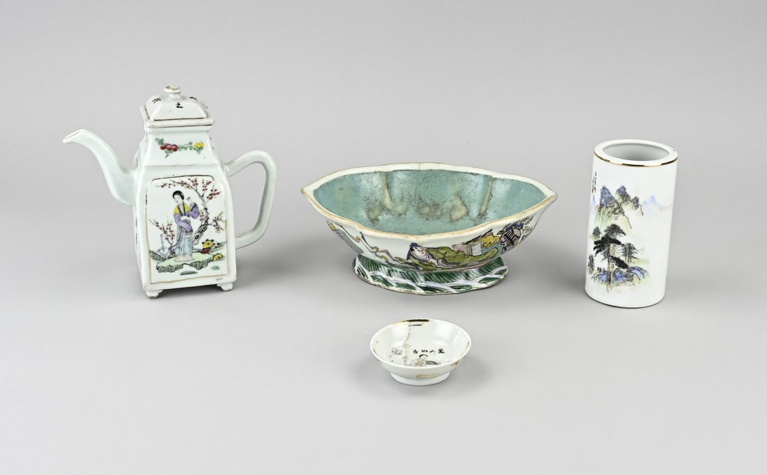 4x Rose Family porcelain: Four pieces of diverse antique Chinese Rose Family porcelain. 1x Teapot, good. 1x Brush vase, good. 1x Bowl, hairline crack. 1x Cup, good. Base marks. Dimensions: 7 - 21 cm. In fair/good condition.
