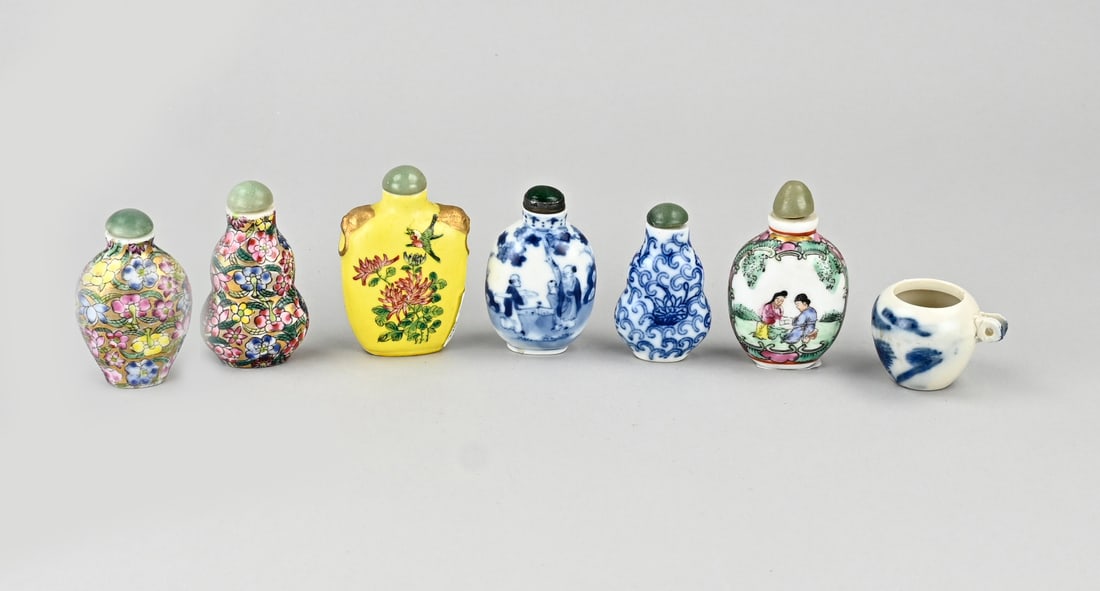 8x Miscellaneous old/antique Chinese: Eight pieces of various old/antique Chinese porcelain snuff bottles/bird bowls. 19th - 20th Century. Dimensions: 3.5 - 8 cm. In good condition.