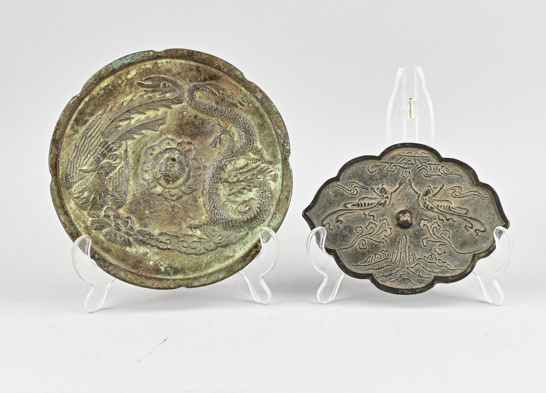 2x Chinese bronze mirror: Two antique Chinese bronze mirrors. 1x Dragon decoration. 1x Mythical creatures. Dimensions: 16.5 x 19.5 cm. In good condition.