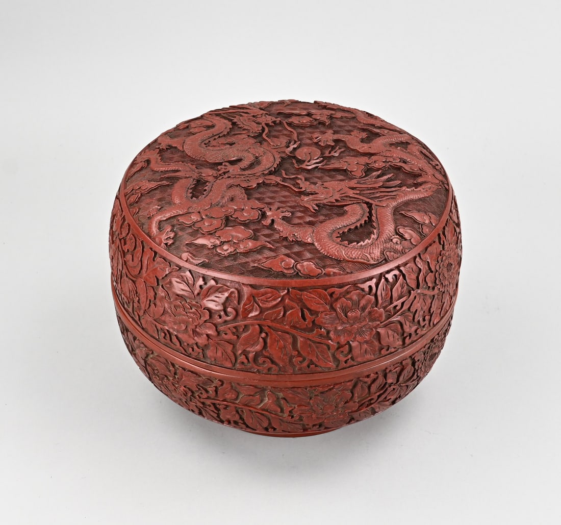 Chinese lacquerware lidded box Ø 26.3 cm.: Large 19th-century Chinese red lacquer lidded box with dragon and peony decoration. Six-character (gold) base mark. Dimensions: 21 x Ø 26.3 cm. In good condition.