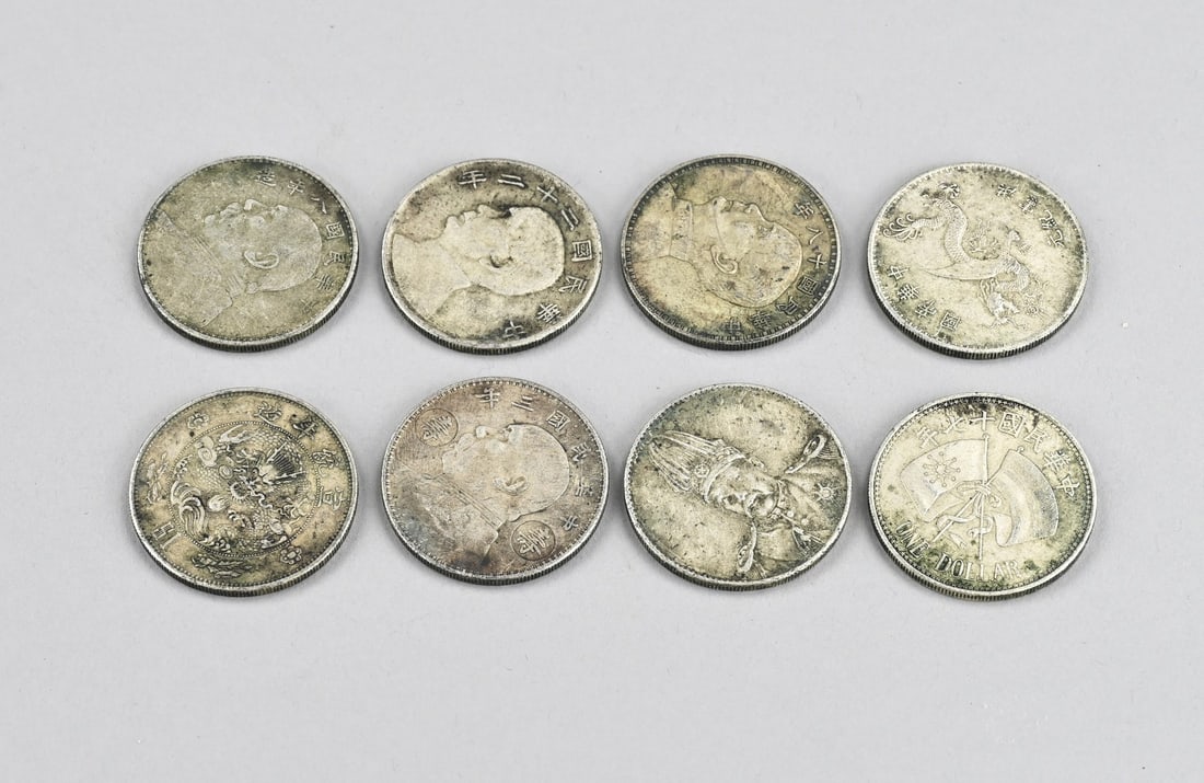 Lot of Chinese pennies/coins (8x): Lot of eight old Chinese coins. 20th century. Dimensions: Ø 4 cm. In good condition.