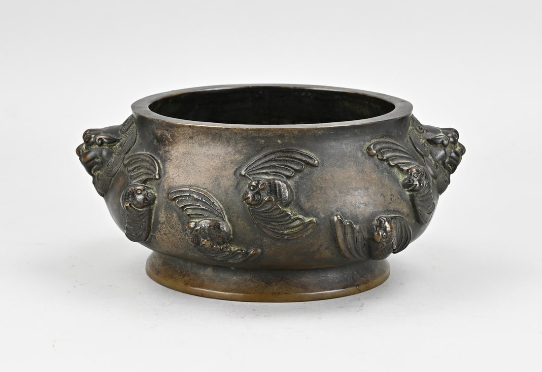 Antique bronze incense burner: Antique Chinese bronze incense burner with bat decoration and base mark. Dimensions: H 9.8 x Ø 19 cm. In good condition.
