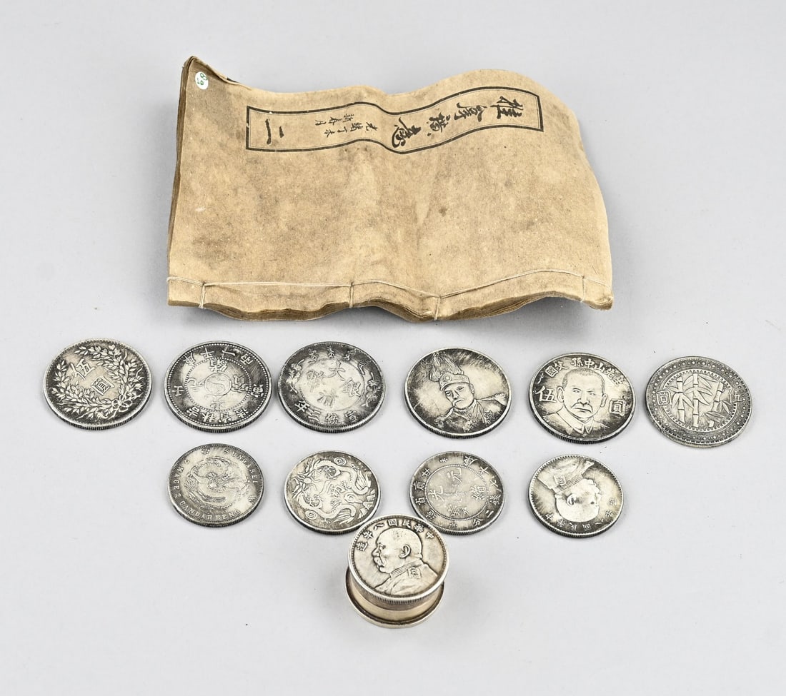 Chinese coins/medals + lidded box: Lot of old Chinese coins + lidded box with coins and Chinese script. 20th century. Quantity: 12x. In good condition.