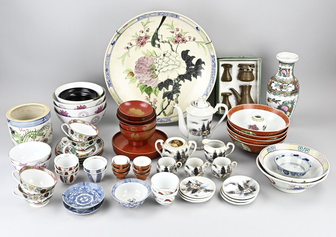 Lot div. Chinese: Large lot of diverse old and antique Chinese and Japanese porcelain. Interesting lot. Dimensions: 5 - 37 cm. In fair/good condition.