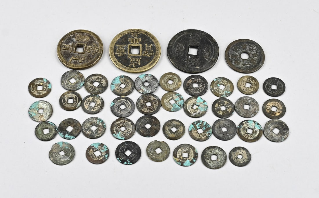 Lot of Chinese bronze coins: Large lot of various old Chinese bronze coins. Dimensions: 2 - 5.5 cm. In good condition.