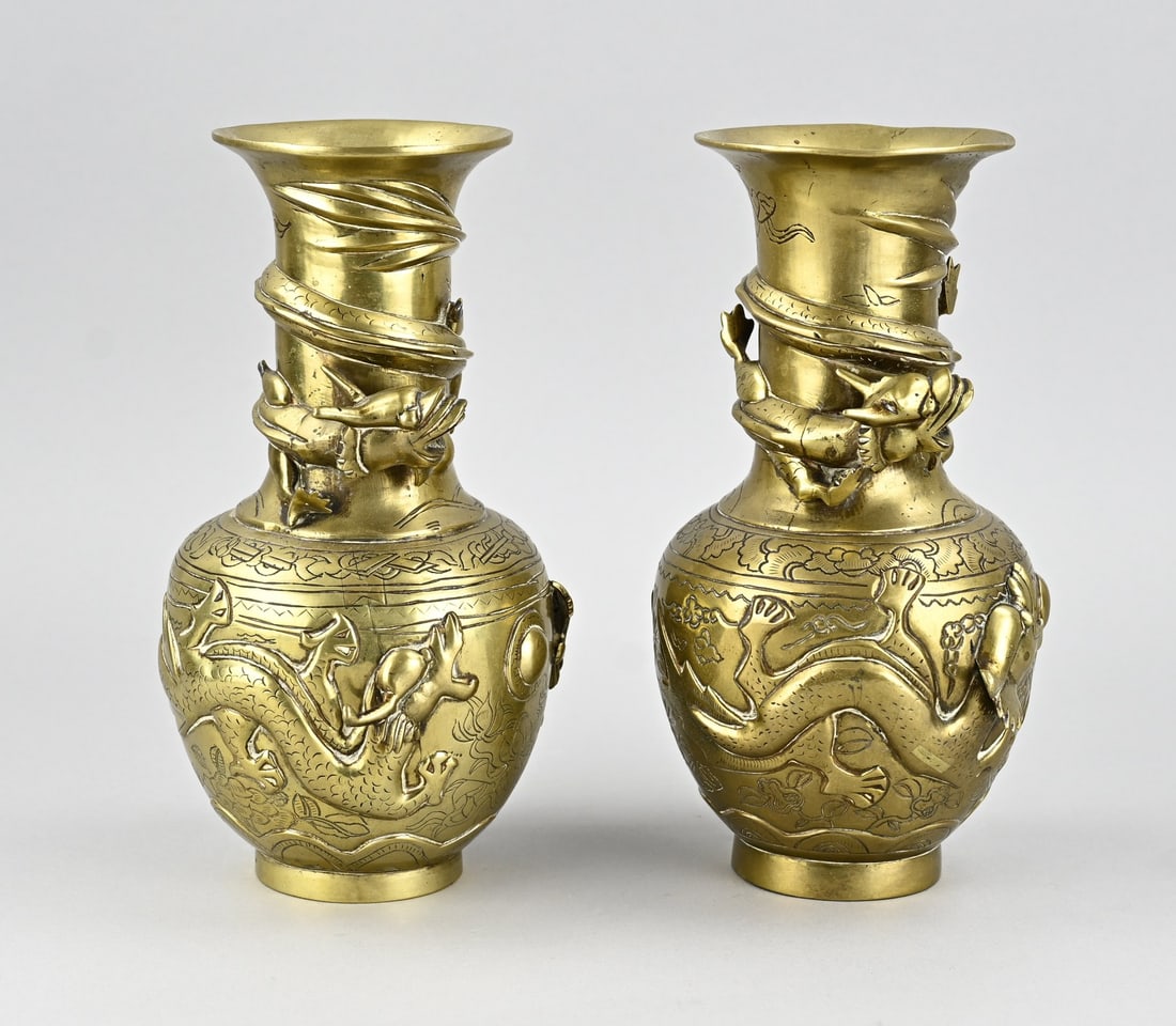 2x Chinese vase, H 30 cm.: Two Chinese bronze vases with dragon relief. Base mark. First half of the 20th century. Dimensions: H 30 cm. In good condition.