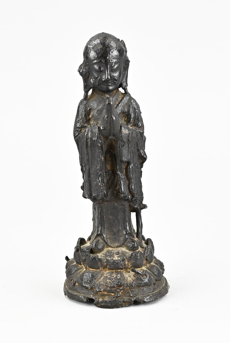 Chinese statue, H 20.3 cm.: Antique Chinese bronze Ming, Lo Han figure, with patina. Dimensions: H 20.3 cm. Glue residue on the bottom edge. In good condition.