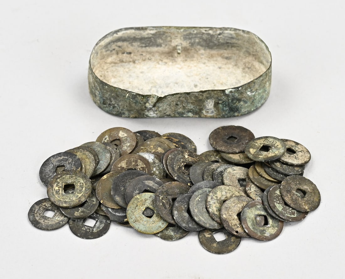 Lot various Chinese coins (archaeological find) (66 pcs.): Lot of 66 assorted antique Chinese bronze coins. Archaeological find. Dimensions: 2 x 2.6 cm. In good condition.