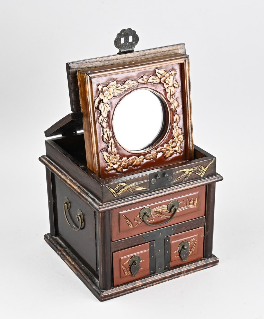 Chinese or Japanese jewelry box: Chinese or Japanese jewelry box with butterfly-shaped brass fittings and gold bamboo leaf decoration. Dimensions: 23 x 24 x 25 cm. In good condition.