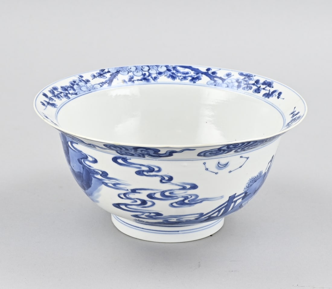 Chinese hooded hat bowl Ø 21 cm.: Large, unfortunately damaged, Chinese porcelain Quan Yin hooded bowl with decoration of geishas in a garden. Six-character base mark. Dimensions: H 10 x Ø 21 cm. In fair condition.