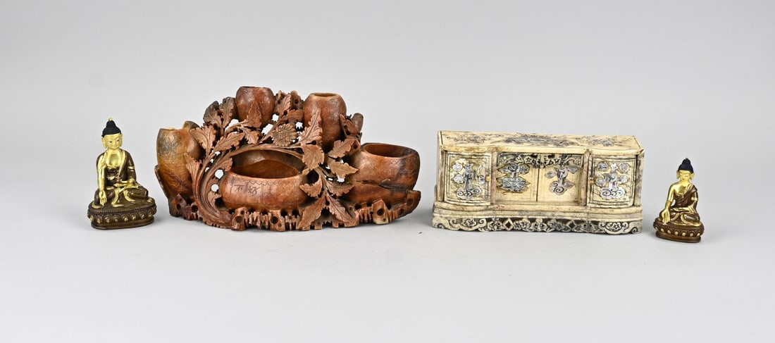 4 Parts various Chinese: Four pieces of various old/antique Chinese items. Including: 2x Bronze Buddha figures, partly gilded. 1x Soapstone sideboard with mother-of-pearl inlay + four movable doors. 1x Soapstone plant holder,