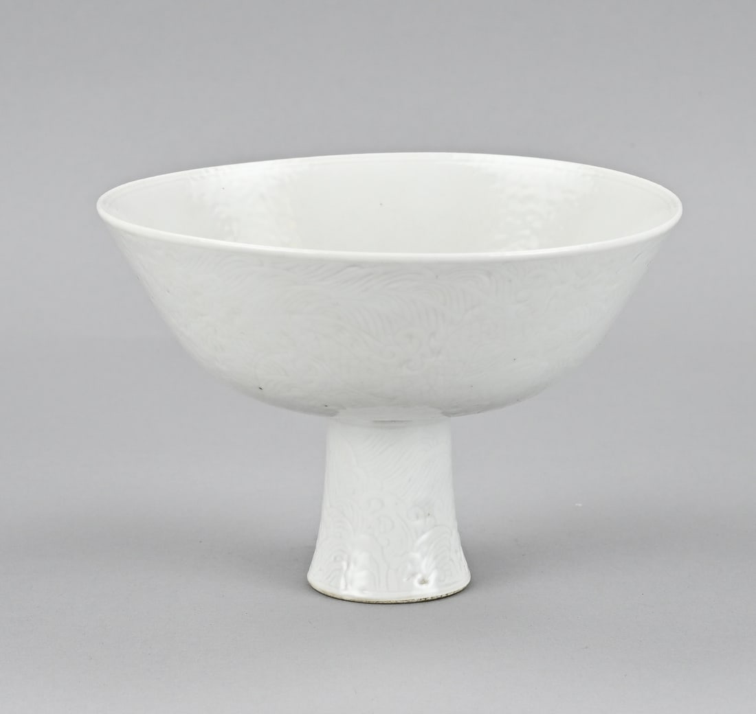 Blanc de Chine tuning cup Ø 16.2 cm.: Old Chinese porcelain Blanc de Chine stem cup with dragon decoration. Dimensions: H 11.5 x Ø 16.2 cm. In good condition.