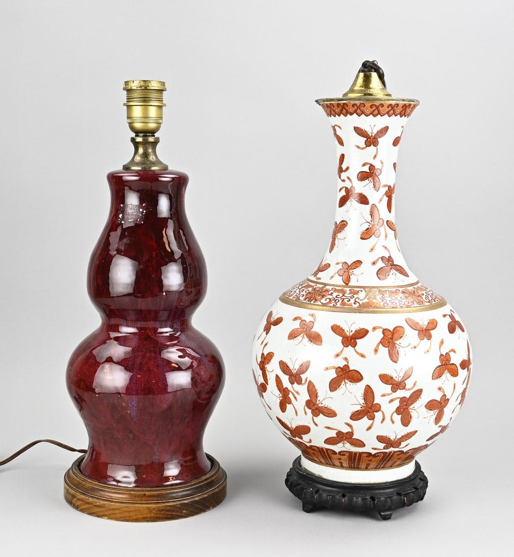 2x Chinese vase lamp, H 47 - 48 cm.: Two old/antique Chinese porcelain vase lamps. 1x Sang de boeuf bulbous vase. 1x Butterfly/gold decoration. Dimensions: H 47 - 48 cm. In good condition.