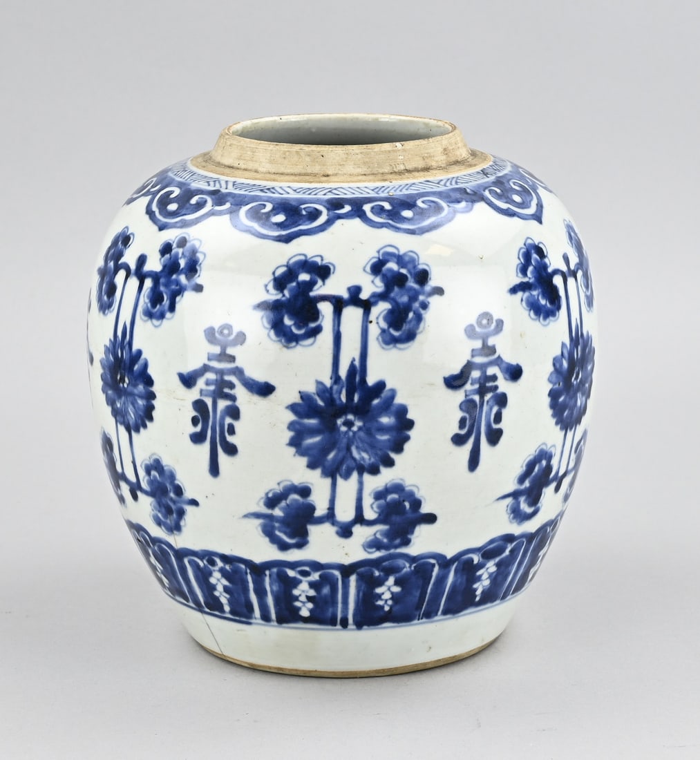 Chinese ginger jar Ø 20 cm.: 18th-century Chinese porcelain ginger jar with floral/character decoration. Dimensions: H 22 x Ø 20 cm. In good condition.