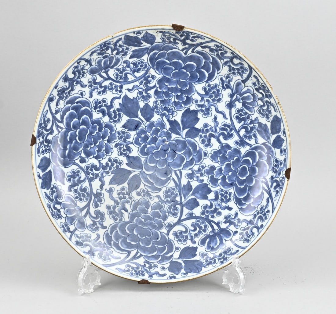 Chinese grape dish Ø 35 cm.: 18th-century Chinese porcelain grape dish. Dimensions: Ø 35 cm. Hairline cracks and rim damage. In fair condition.