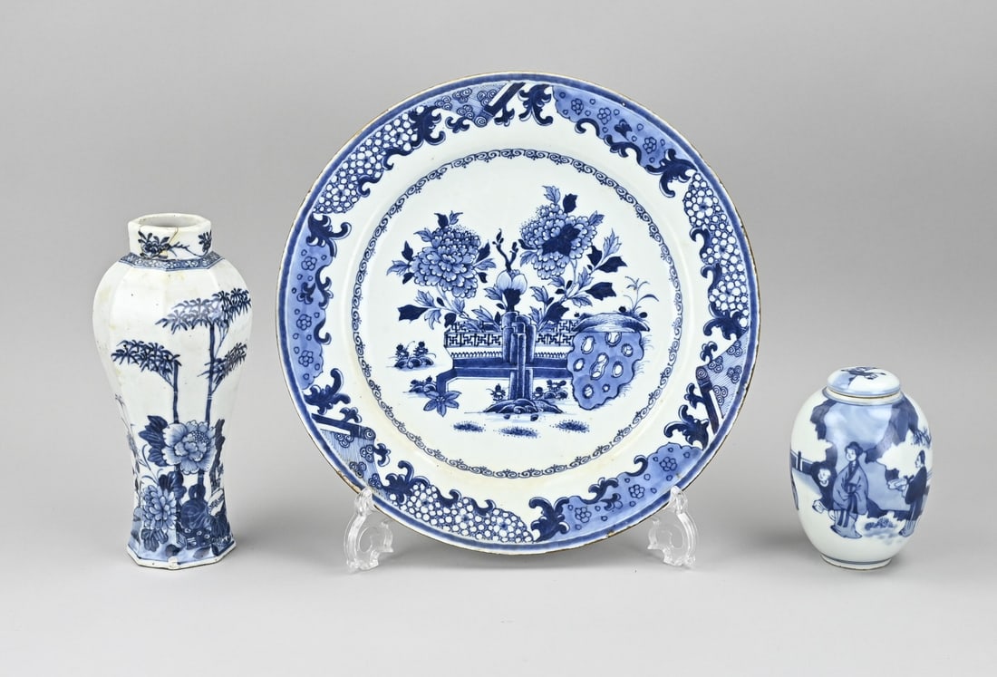 3 Parts antique (China): Three pieces of old/antique China. 1x Tea caddy, good. 1x Cheng Lung vase, damaged. 1x Cheng Lung plate with garden decor, rim chipping. Dimensions: 13.7 x Ø 31.8 cm. In fair/good condition.