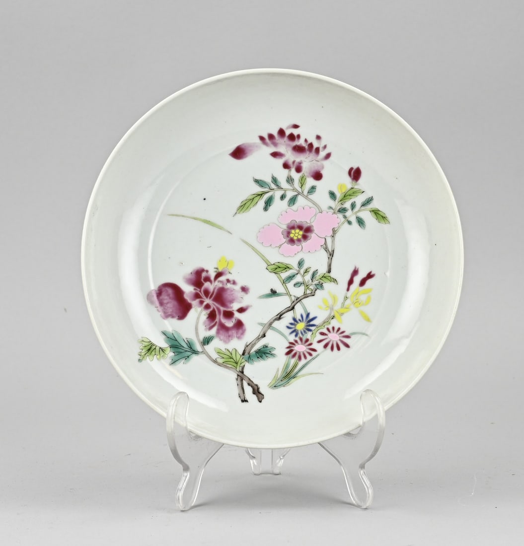 Chinese plate Ø 20.2 cm.: Antique Chinese porcelain family rose plate with floral decoration and six-character base mark. Dimensions: Ø 20.2 cm. In good condition.