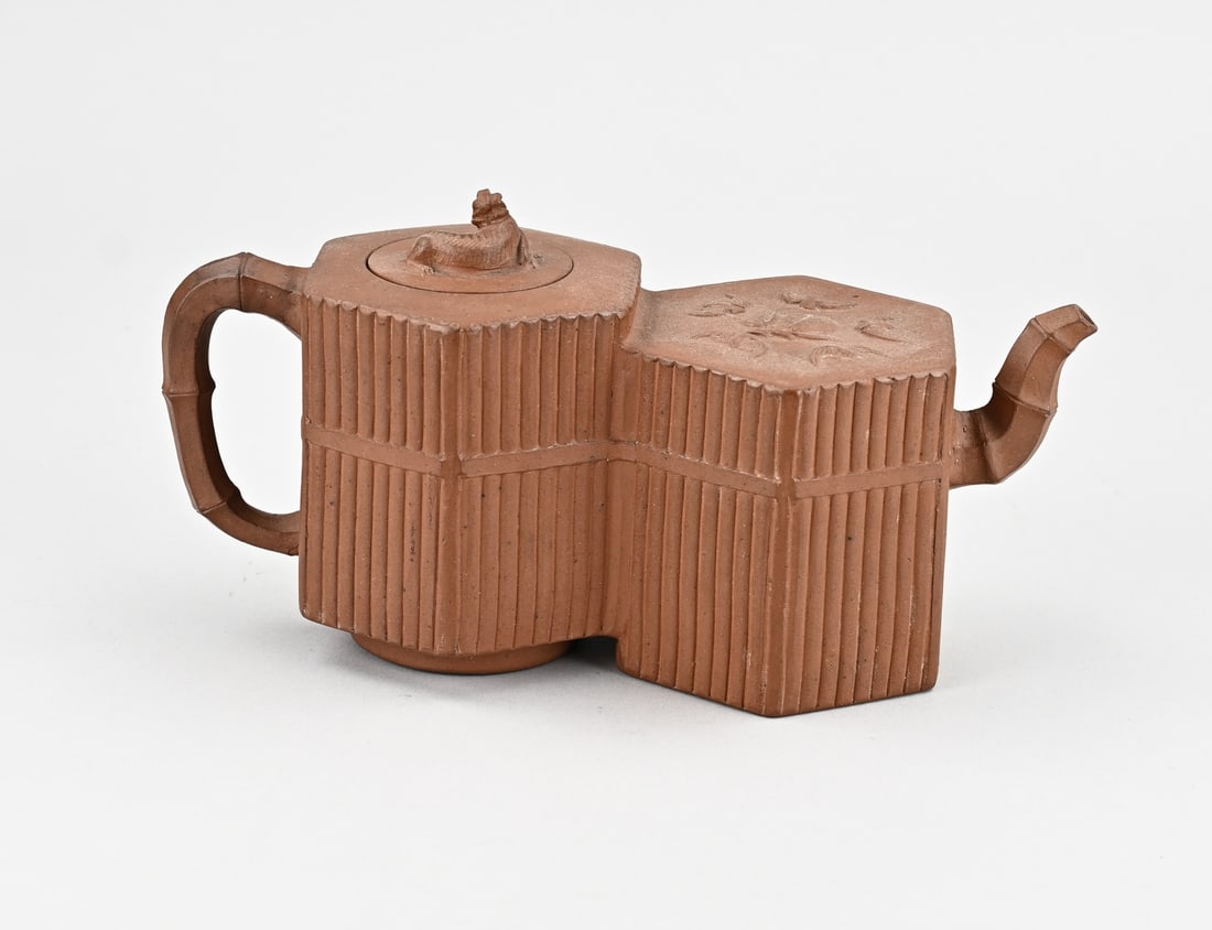 Yixing draw pot: Antique Chinese double hexagonal Yixing teapot with decoration of bats and a salamander. With base mark. 18th - 19th century. Dimensions: 12 x 22.5 x 8.8 cm. In good condition.