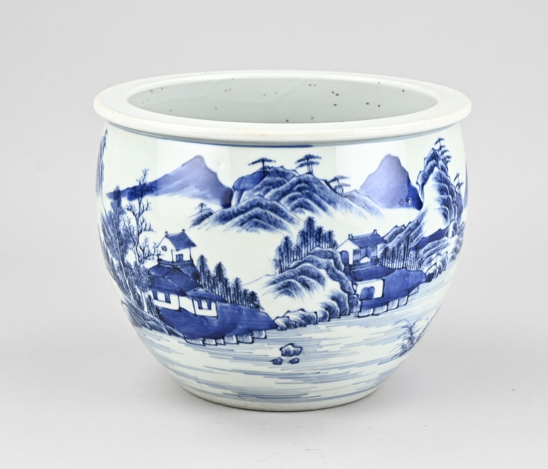 Chinese fishbowl Ø 23 cm.: Old Chinese porcelain fishbowl with landscape decoration all around featuring figures in the mountains. Dimensions: H 18 x Ø 23 cm. In good condition.