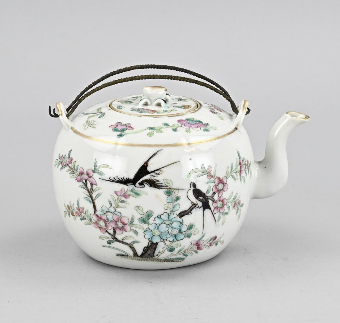 Rose Family teapot Ø 11.5 cm.: Antique Chinese porcelain family teapot in pink with garden/butterfly/bird decoration. Base mark. Dimensions: 11 x 15 x 11.5 cm. In good condition.