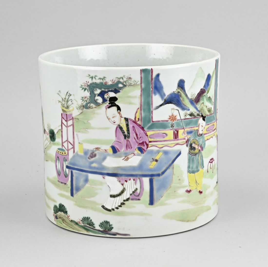 Chinese brushpot Ø 19 cm.: Old Chinese porcelain family rose brushpot with geishas in a garden setting. Dimensions: H 17.3 x Ø 19 cm. In good condition.