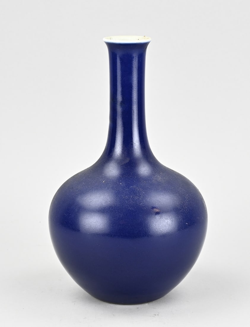 Chinese bulb vase, H 25 cm.: Old Chinese porcelain bulbous vase with blue glaze + base mark. Dimensions: H 25 cm. In good condition.