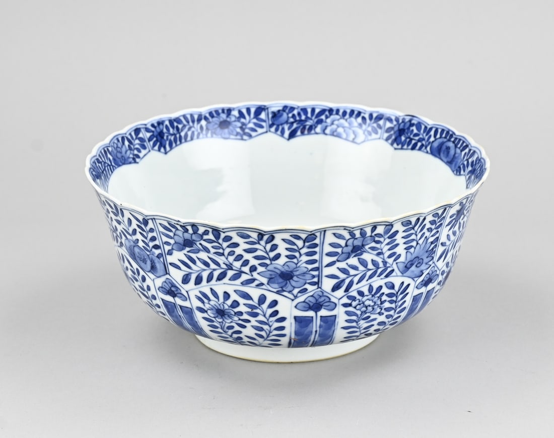 Chinese cabinet bowl Ø 20.2 cm.: 19th-century Chinese porcelain Kang Xi-marked bowl with parsley decoration. Four-character base mark. Dimensions: H 9 x Ø 20.2 cm. In good condition.