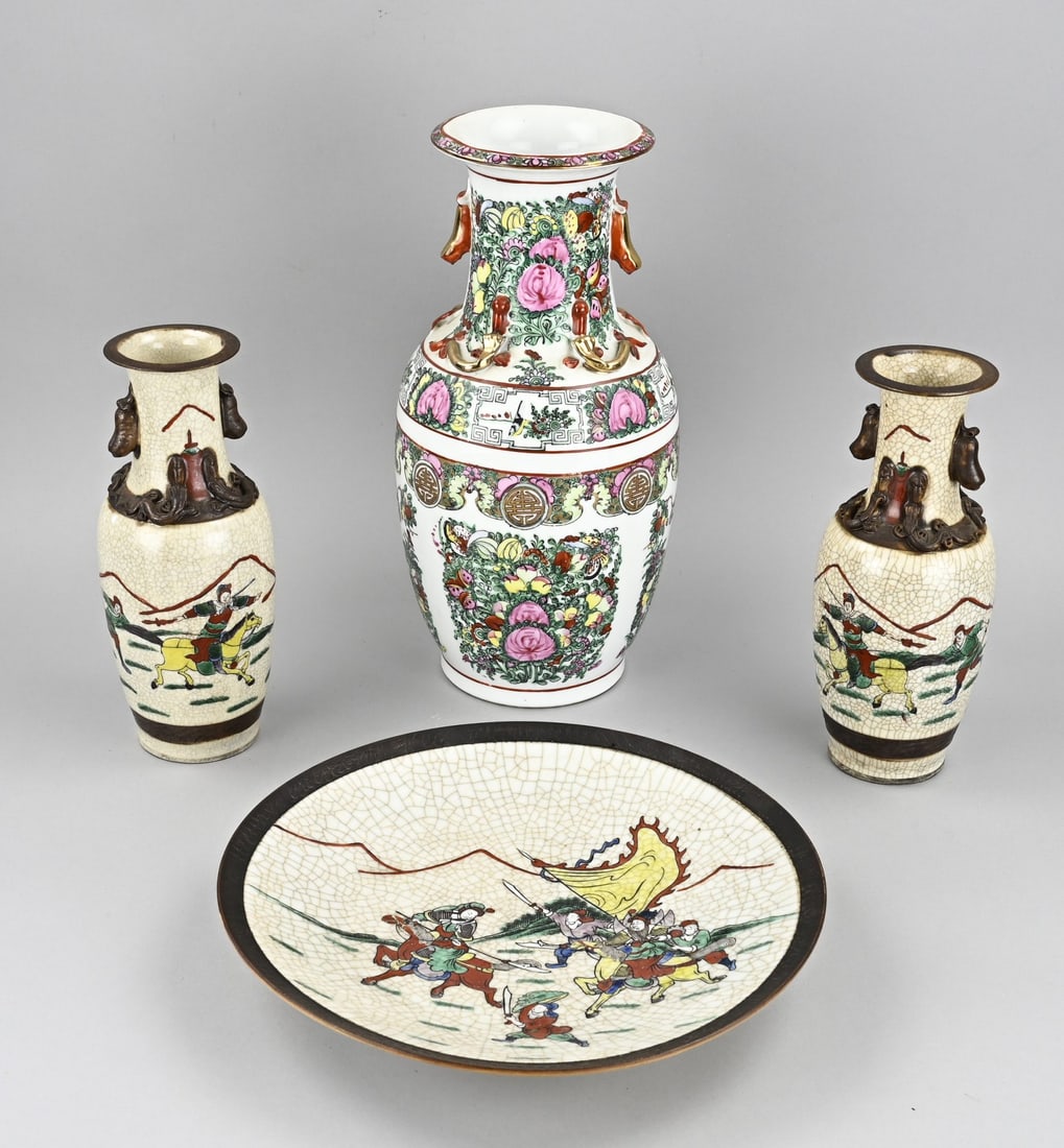 4x Chinese porcelain: 4x Old/antique Chinese porcelain. Including: 3x vases, 1x large plate. Dimensions: 26 x 40 cm. In good condition.