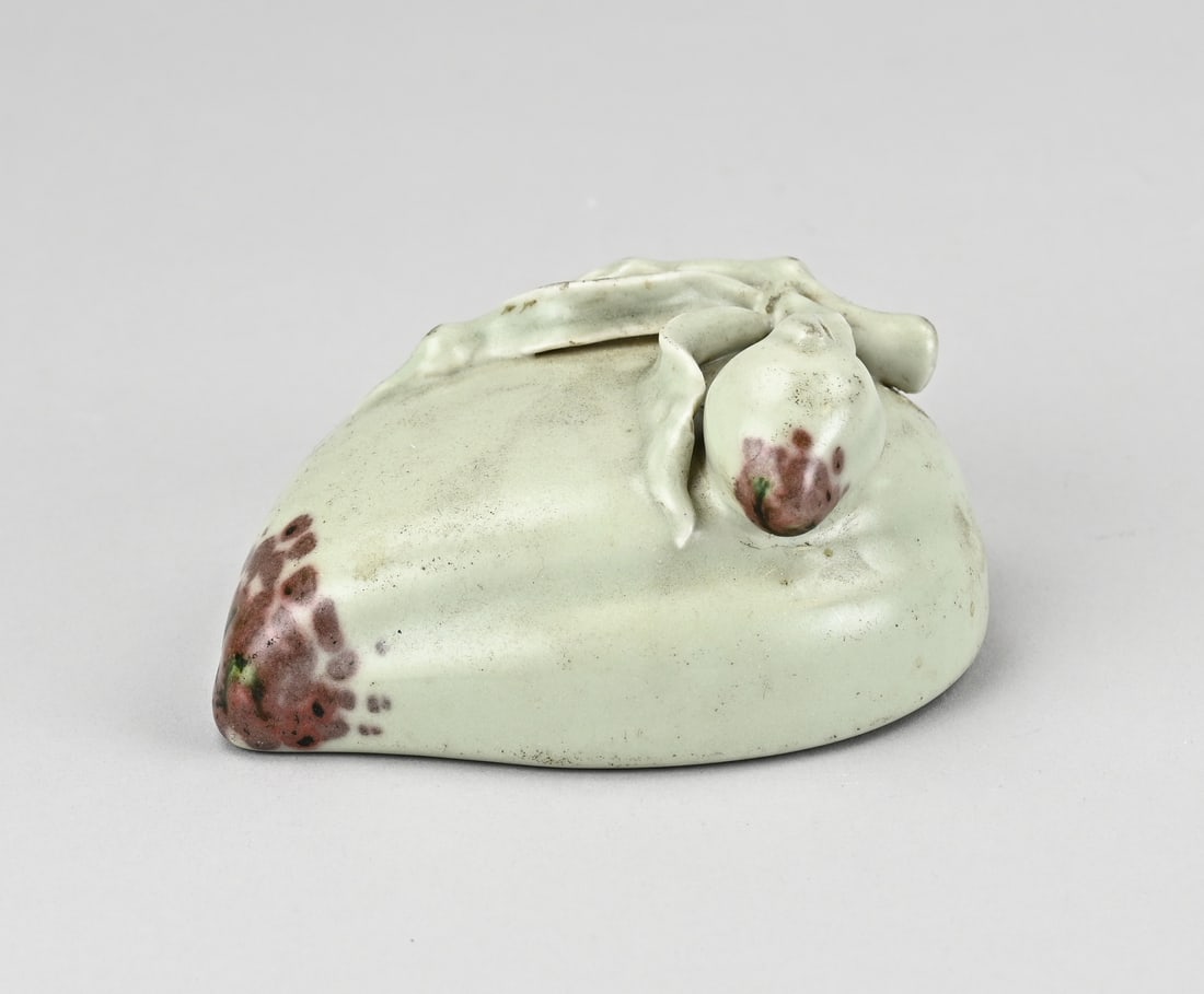 Celandon wall vase (peach-shaped): Chinese porcelain celadon wall vase in peach shape. Base mark. Dimensions: 13 x 10 x 5.5 cm. In good condition.