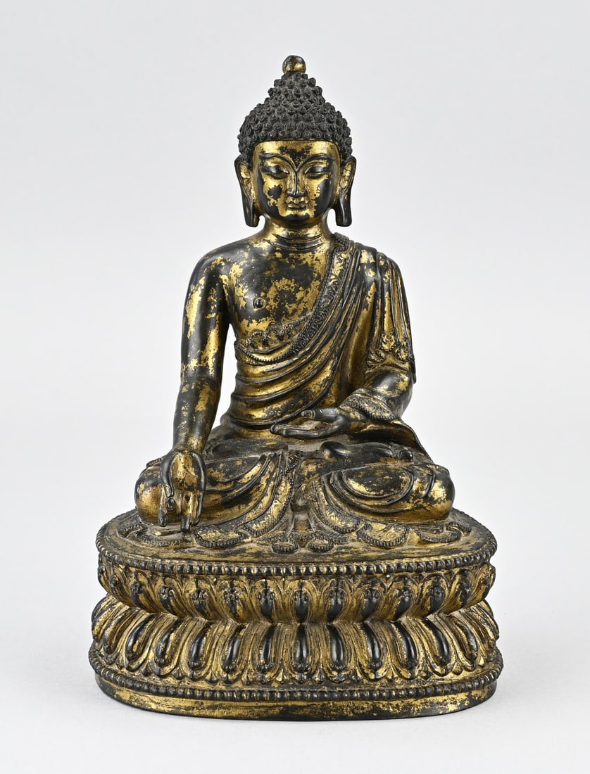 Chinese Buddha, H 24.2 cm.: Old Chinese bronze Buddha with signature and flower-shaped base mark. Tibet. Dimensions: H 24.2 cm. In good condition.