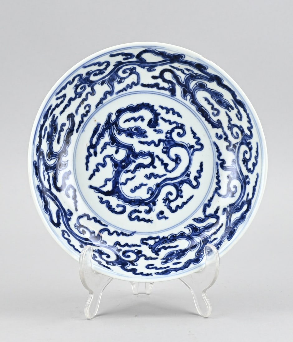 Chinese dragon plate Ø 20.2 cm.: 17th - 18th Century Chinese porcelain plate with dragon decoration + base mark. Dimensions: Ø 20.2 cm. Rim chip. In fair/good condition.