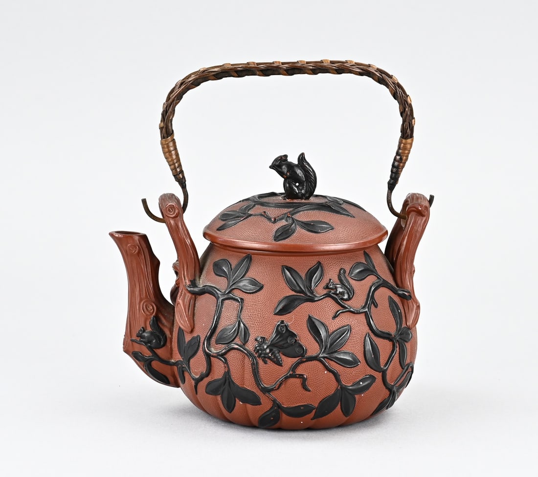 Chinese teapot Ø 12 cm.: Old Chinese Yixing teapot with vine, squirrel, and butterfly decoration. With base mark. Dimensions: 13 x 14 x Ø 12 cm. In good condition.