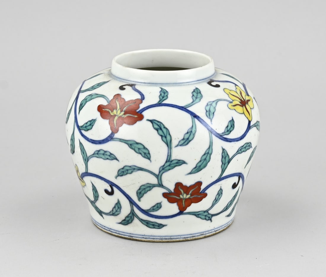 Wucai vase, H 12 x Ø 13.5 cm.: Old/antique Chinese porcelain Wucai bulbous vase with floral decoration + base mark. Dimensions: H 12 x Ø 13.5 cm. In good condition.