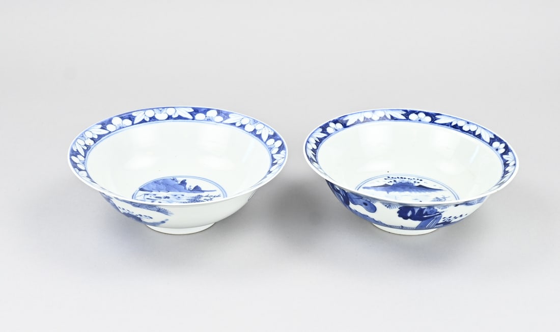 2x Chinese bowl Ø 18.8 cm.: Two 19th-century Chinese porcelain bowls with figures in a landscape + bat decoration. Four-character base mark. Dimensions: H 6.5 x Ø 18.8 cm. In good condition.